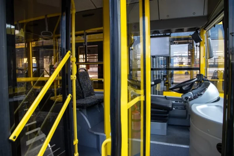 У Німеччині 40 людей підняли автобус, щоб врятувати хлопця (ВІДЕО)