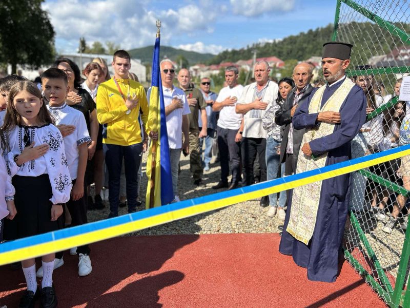 З штучним покриттям: у Косові урочисто відкрили й освятили спортивний майданчик (ФОТО)