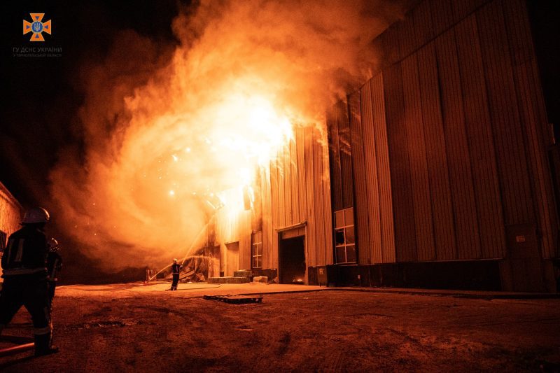 Вогонь охопив 9000 кв. метрів: у Тернополі спалахнула масштабна пожежа на підприємстві (ФОТО, ВІДЕО)
