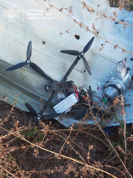 На Запоріжжі український прикордонник приземлив ворожий дрон з вибухівкою (ФОТО)