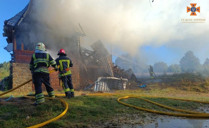 На Косівщині авто злетіло у прірву, а на Надвірнянщині легковик з’їхав у кювет (ФОТО)