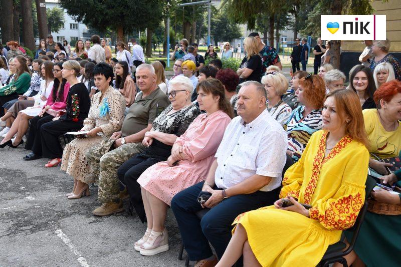 День знань: у Франківських школах пролунав перший дзвоник (ФОТОРЕПОРТАЖ) 4 DSC 0044 scaled