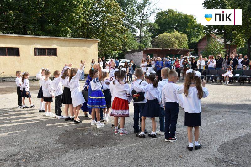 День знань: у Франківських школах пролунав перший дзвоник (ФОТОРЕПОРТАЖ) 7 DSC 0061 scaled