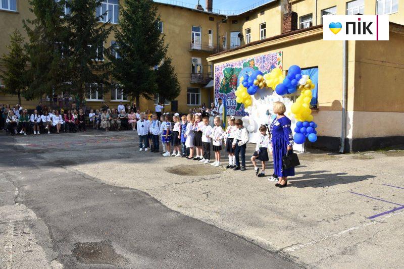 День знань: у Франківських школах пролунав перший дзвоник (ФОТОРЕПОРТАЖ) 8 DSC 0063 scaled