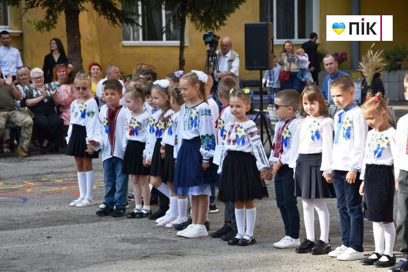 День знань: у Франківських школах пролунав перший дзвоник (ФОТОРЕПОРТАЖ) 11 DSC 0079 scaled