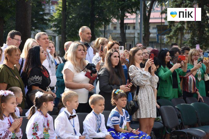 День знань: у Франківських школах пролунав перший дзвоник (ФОТОРЕПОРТАЖ) 14 DSC 0083 scaled