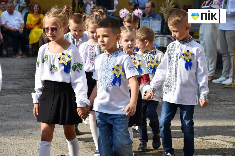 День знань: у Франківських школах пролунав перший дзвоник (ФОТОРЕПОРТАЖ) 17 DSC 0092 scaled