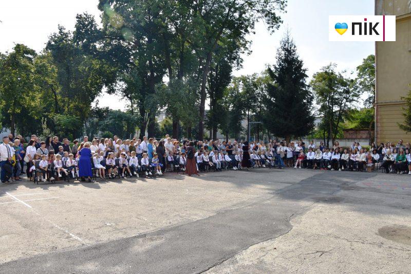 День знань: у Франківських школах пролунав перший дзвоник (ФОТОРЕПОРТАЖ) 20 DSC 0097 scaled