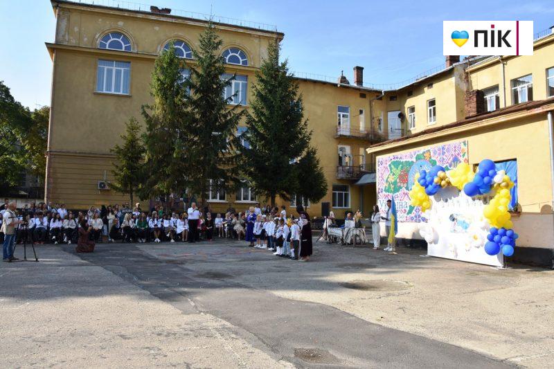 День знань: у Франківських школах пролунав перший дзвоник (ФОТОРЕПОРТАЖ) 27 DSC 0122 scaled