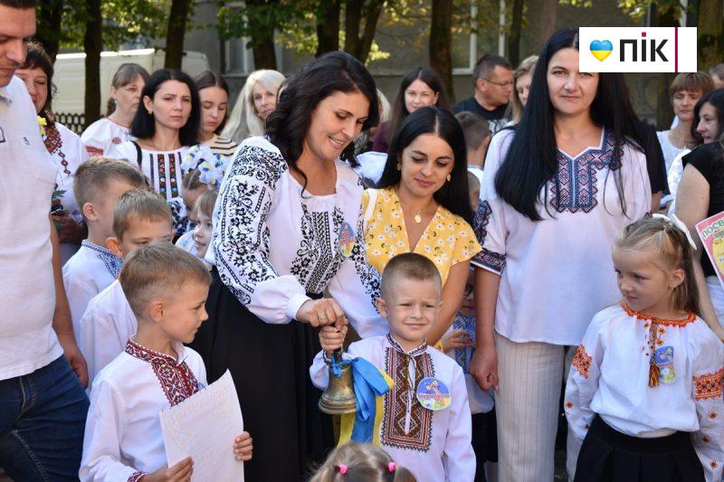 День знань: у Франківських школах пролунав перший дзвоник (ФОТОРЕПОРТАЖ) 32 DSC 0143 scaled