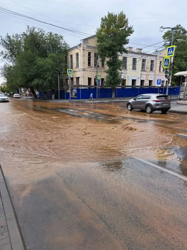 Затоплені вулиці: у російському Ростові прорвало каналізаційні труби