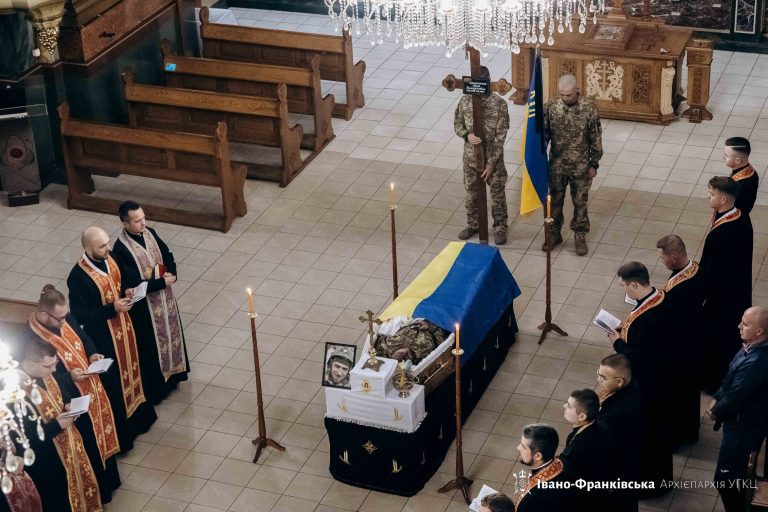 В Івано-Франківську попрощалися із полеглим воїном Юрієм Криниченком (ФОТО) 1 1 3 2 scaled 1