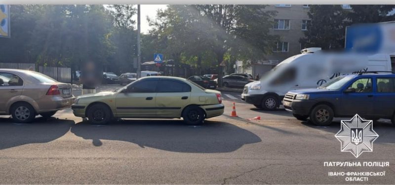 У Франківську зіткнулися три авто: один з водіїв виглядав п'яний (ФОТО)
