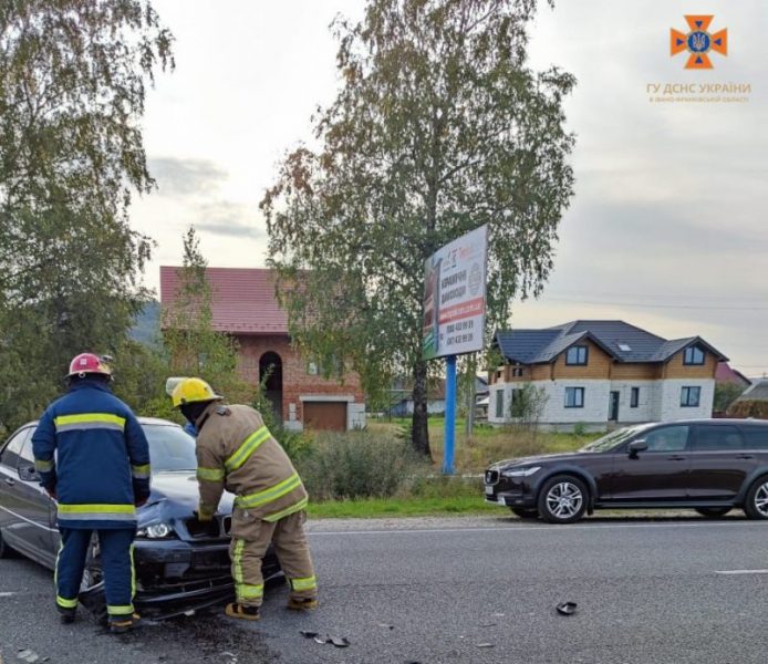 ДТП у Городенці: рятувальники деблокували водія з понівеченого авто (ФОТО)