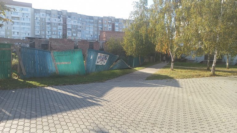 "Впав паркан": мешканці Каскаду скаржаться, що діти шастають по небезпечному довгобуду (ФОТО) 1 387048805 23991799113798801 2846008015092138803 n