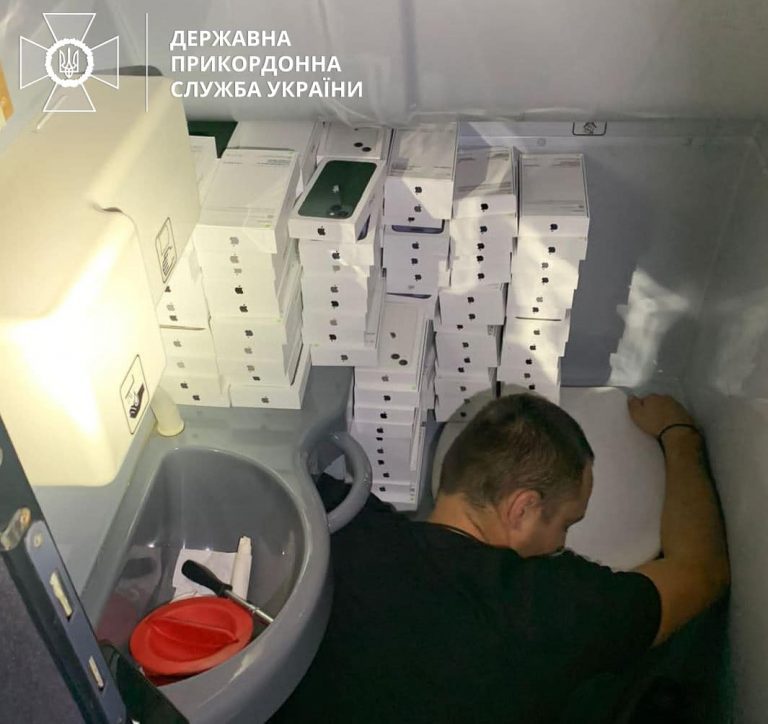 Сховали в туалеті: в автобусі, що їхав до України з Чехії знайшли нові телефони (ФОТО)