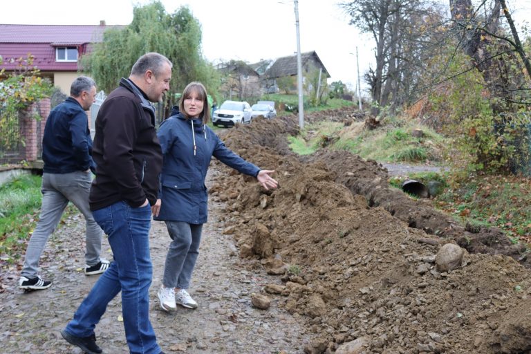 Мешканці чекали 10 років: у селі на Долинщині встановлюють водопровід (ФОТО) 7 Мешканці чекали 10 років: у селі на Долинщині встановлюють водопровід (ФОТО)