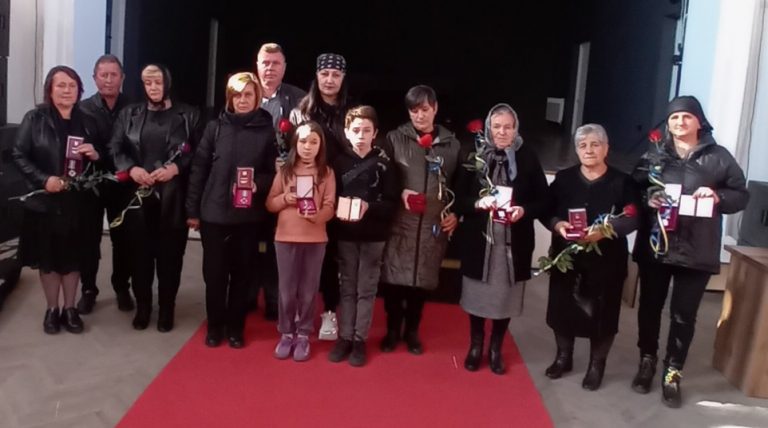 Родинам полеглих військових з Коломийщини вручили державні нагороди (ФОТО) 3 391615739 634566832215484 293556095375545125 n