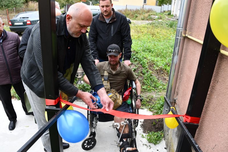 Щоб повернувся в свою оселю після лікарні: у Рогатині подарували будинок військовому (ФОТО)