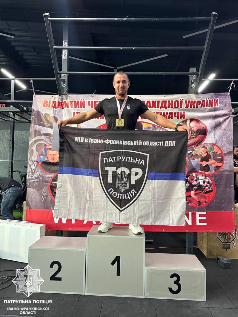 Франківські патрульні вибороли призові місця на чемпіонаті з класичного жиму штанги лежачи 12 394736421 737819761718971 6769328535138318001 n