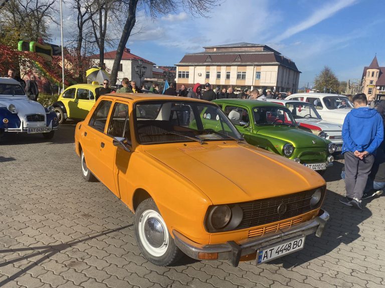 Можна було посидіти за кермом: у Галичі відбулася виставка раритетних авто (ФОТО)