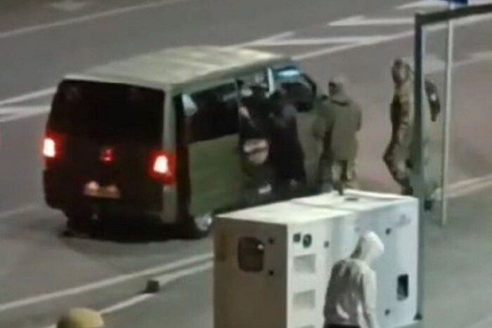 У Тернополі люди у формі силоміць затягли чоловіка в бус: що каже поліція й військкомат