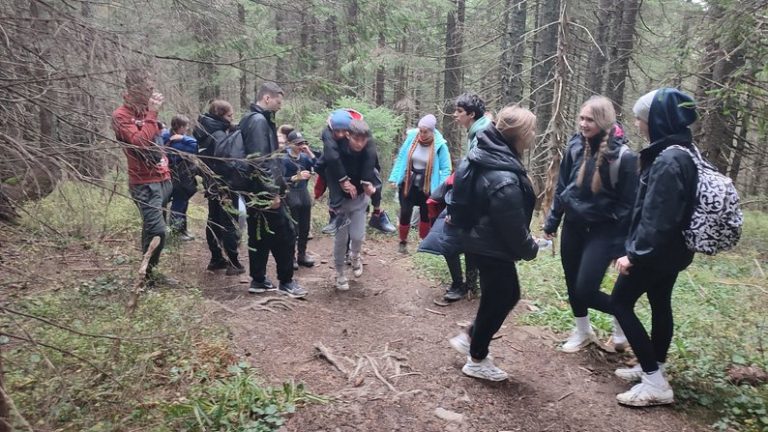 Здійснена мрія: школярі з Волині на руках винесли однокласника на гору у Карпатах 6 968ba2bb551c7461