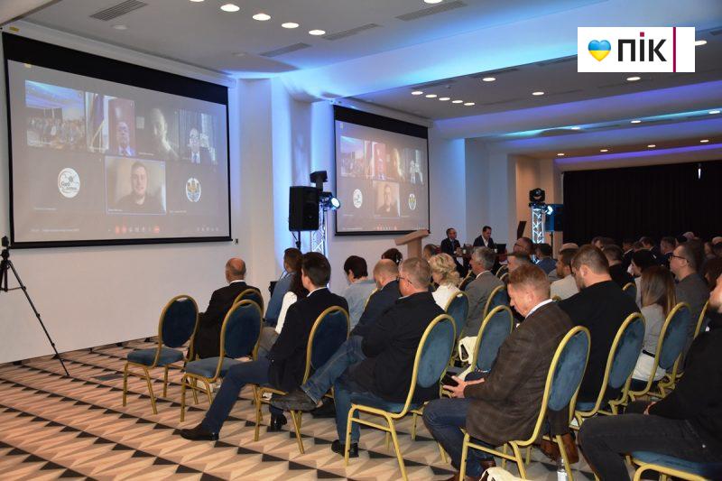 «Україна має стати флагманом розвитку нових джерел енергії»: на Прикарпатті відбувся Міжнародний нафтогазовий форум (ФОТОрепортаж) 4 DSC 0038 3 scaled