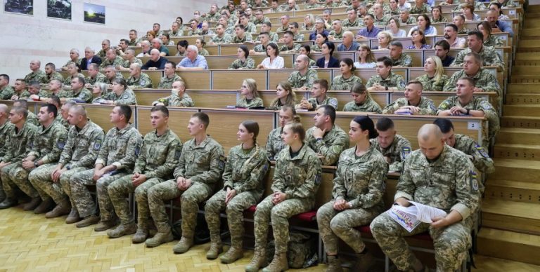 Військові ЗСУ мають вільного говорити англійською до 2026 року 4 Військові ЗСУ мають вільного говорити англійською до 2026 року