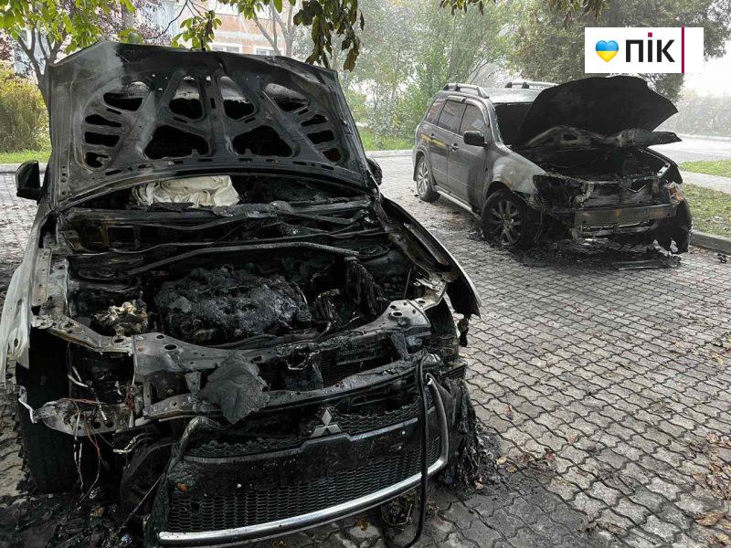 Згоріли вщент: у Бурштині невідомі вночі підпали два автомобілі (ФОТО, ВІДЕО)