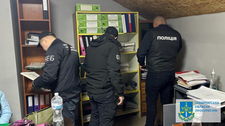 На заході України викрили підпільний нафтопереробний завод: пальне збували АЗС (ФОТО) 10 На заході України викрили підпільний нафтопереробний завод: пальне збували АЗС (ФОТО)