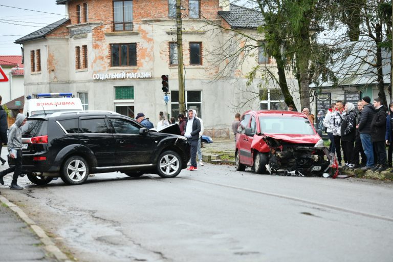 На Калущині зіштовхнулися два легковики: перші фото з місця ДТП 4 1700478043 df61234460dbe5bb99ed