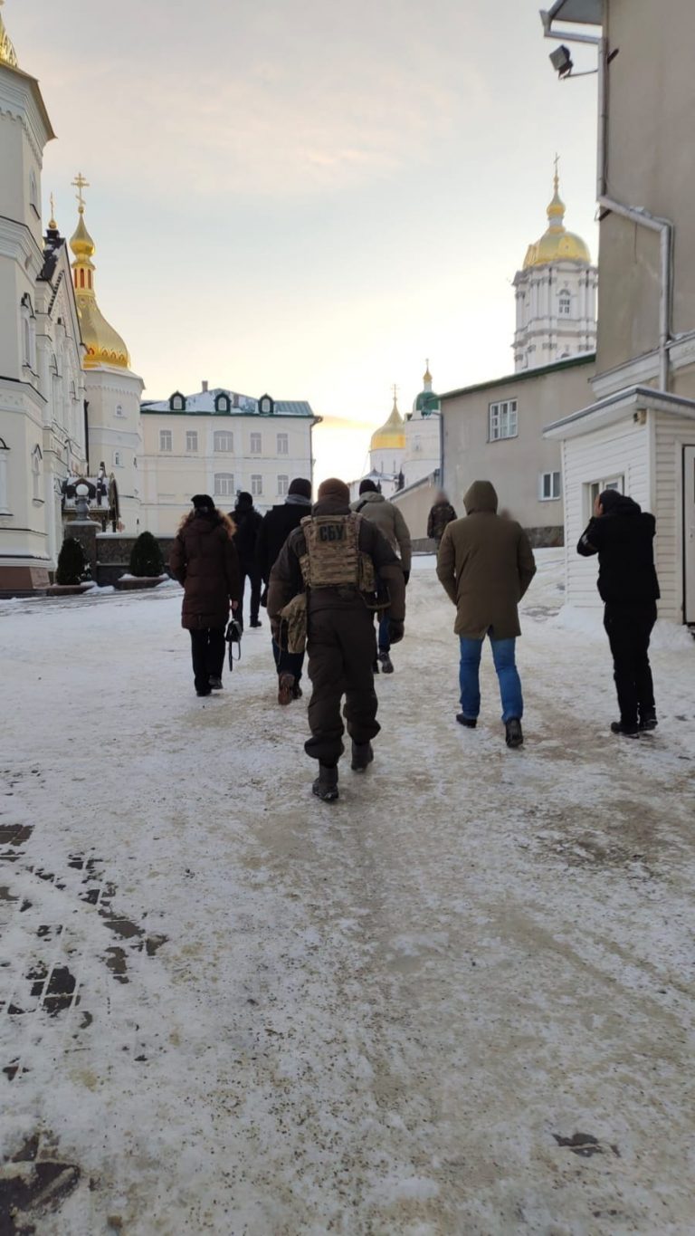 СБУ прийшла з обшуками у Почаївську лавру на Тернопільщині (ОНОВЛЮЄТЬСЯ) 7 СБУ прийшла з обшуками у Почаївську лавру на Тернопільщині (ОНОВЛЮЄТЬСЯ)
