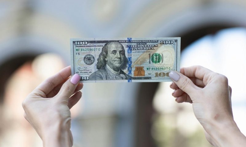Вартість однієї американської валюти за добу подешевшала в обмінниках при купівлі.