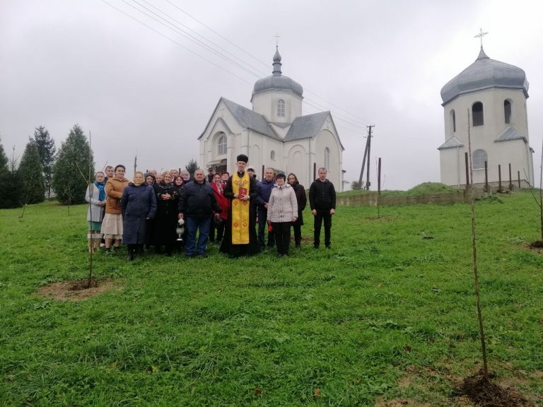 Один з найбільших в Архієпархії: у Вишневі висадили й освятили "Сад Перемоги" (ФОТО)