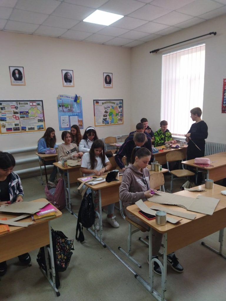 На Калущині школярі плетуть маскувальні сітки та виготовляють окопні свічки (ФОТО) 12 398602349 731720432323329 5099047340826953646 n
