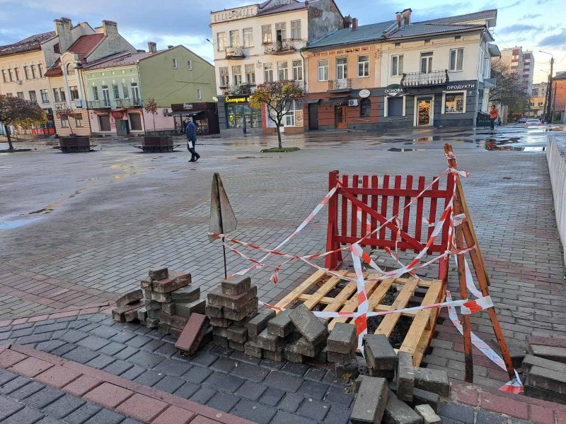 У Калуші на головній площі міста утворилося провалля: чи відома причина (ФОТО)