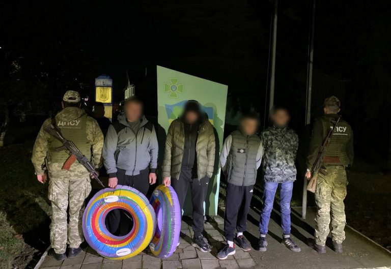 На Закарпатті двоє чоловіків намагалися переплисти річку на надувних "пончиках" (ВІДЕО) 5 398653489 667032298940536 5379050645359358636 n