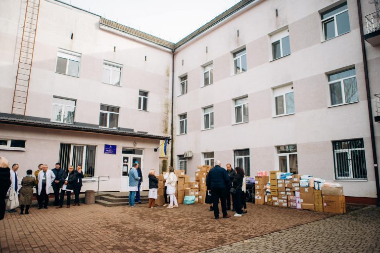 Для Прикарпатського онкологічного центру передали гуманітарну допомогу (ФОТО) 4 398762836 368903595474518 6169141750037592650 n