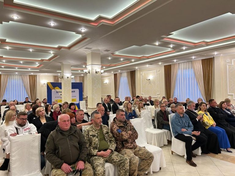 У Косові вдруге провели благодійний аукціон на підтримку ЗСУ: скільки грошей зібрали (ФОТО)