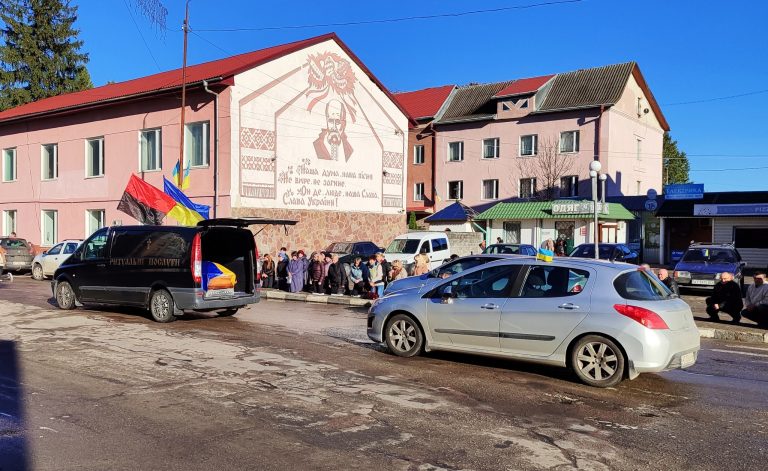 У Тлумачі на колінах зустріли полеглого захисника Сергія Кузьмича 6 399078838 728147862677501 4592291934495553524 n