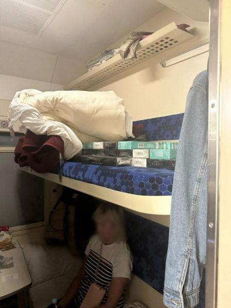 Сховали в поїзді під матрацом: на кордоні з Польщею у двох українок знайшли цигарки (ФОТО)