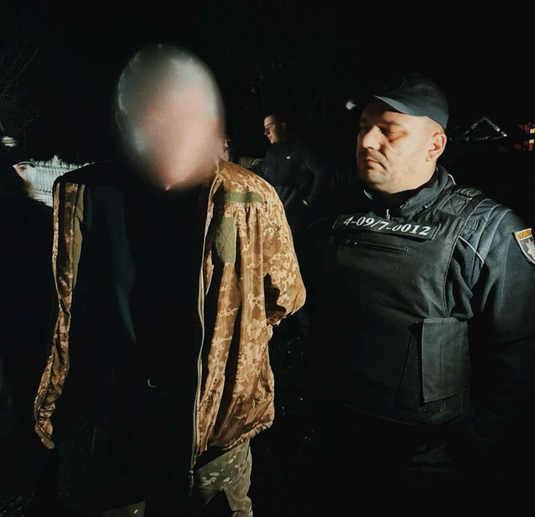 У Калуській громаді під час застілля чоловік вдарив ножем приятеля та втік (ФОТО)