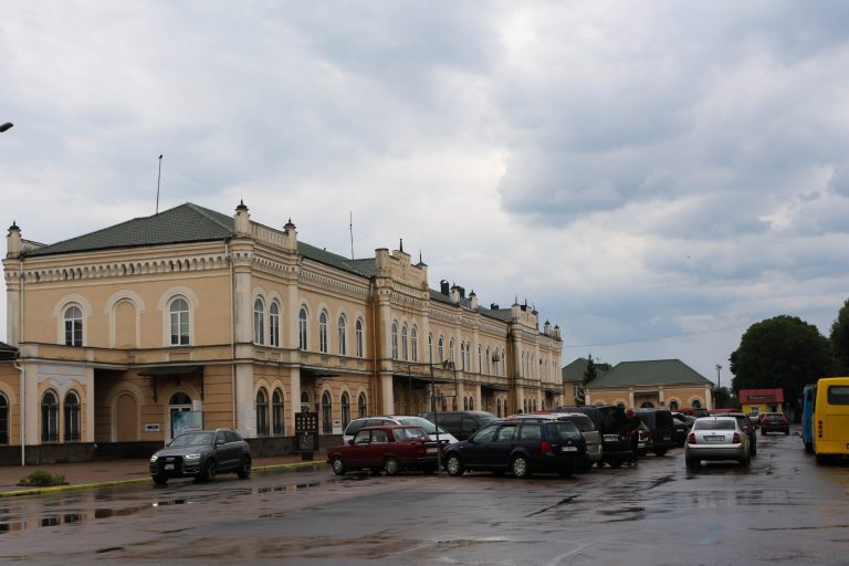 У Коломиї біля залізничного вокзалу обладнали платну парковку (ФОТО) 5 400874234 727819586042205 5337709688618684640 n