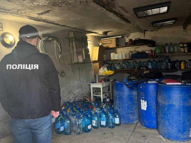 На Прикарпатті судитимуть трьох жителів Калуша, які незаконно збували спирт і цигарки