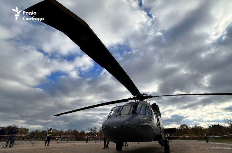 Чехи показали американський гелікоптер Black Hawk, який хочуть подарувати ЗСУ (ФОТО) 6 ехи показали американський гелікоптер Black Hawk, який хочуть подарувати ЗСУ (ФОТО)