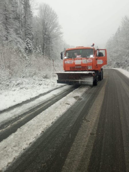 На гірських перевалах Прикарпаття випало до 10 см снігу: яка ситуація на дорогах (ФОТО)
