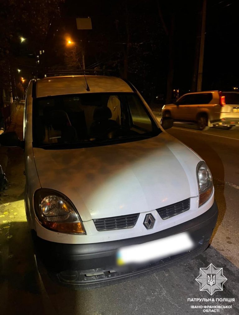 Водій втік з місця ДТП: у Франківську зупинили автомобіль "Renault" (ФОТО) 2 Водій втік з місця ДТП: у Франківську зупинили автомобіль "Renault" (ФОТО)