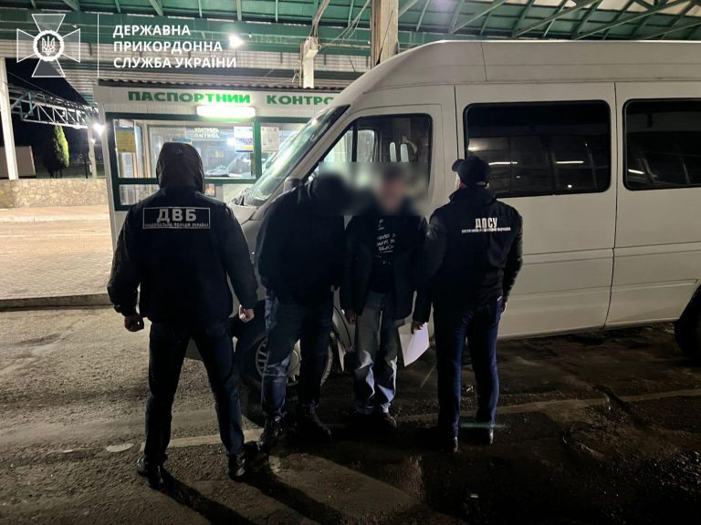 Житель Франківщини "під виглядом водіїв" переправляв чоловіків за кордон: його затримали (ФОТО)