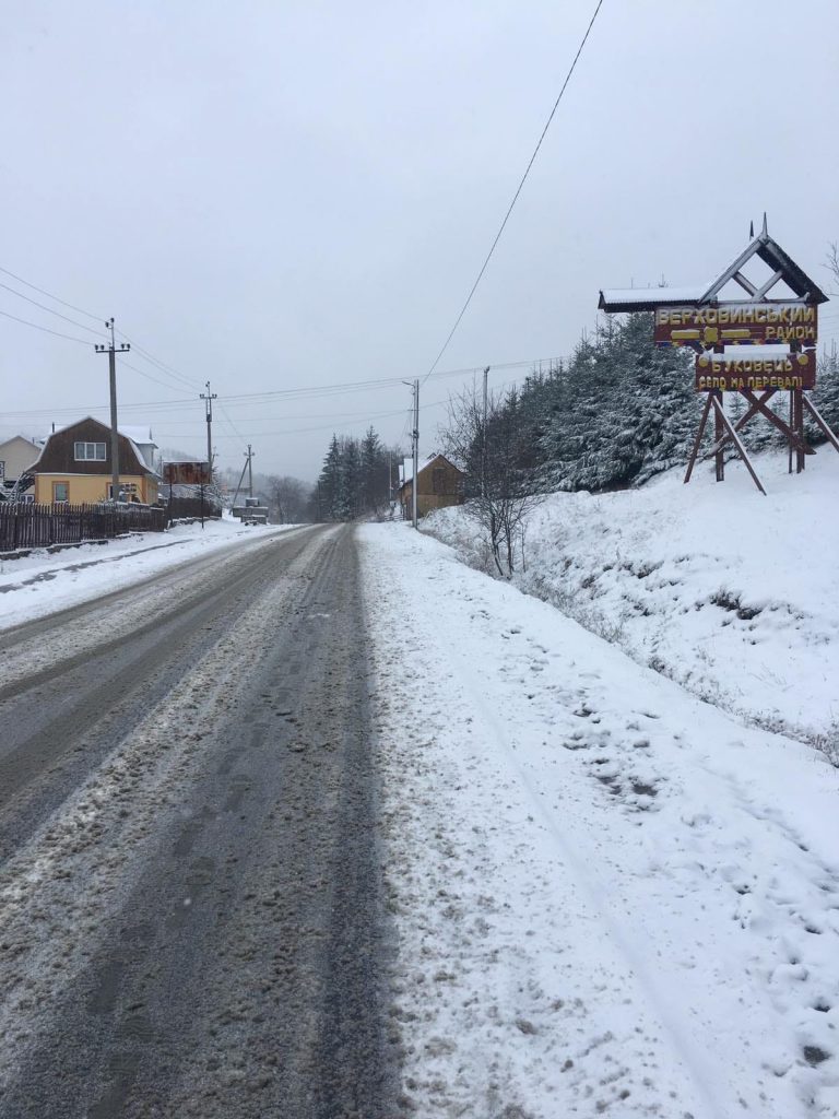 На гірських перевалах Прикарпаття випало до 10 см снігу: яка ситуація на дорогах (ФОТО) 8 На гірських перевалах Прикарпаття випало до 10 см снігу: яка ситуація на дорогах (ФОТО)